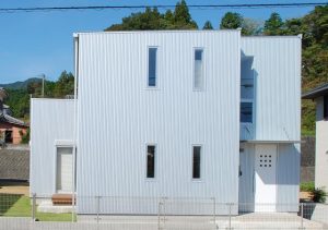 緩勾配屋根その２｜逆瀬川はうじんぐ　注文住宅外観